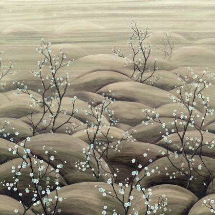 Orientális Khroma fotótapéta – szürkés barna cseresznyevirágos dombvidék